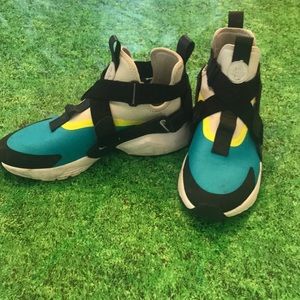 Size 7  men’s Nike Hurrache (women’s 9)